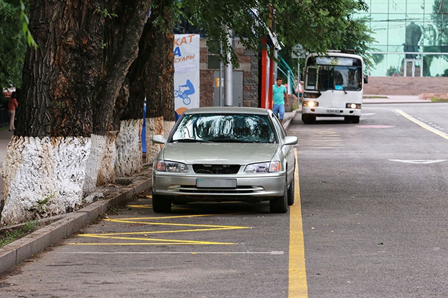 Автобусная полоса такси можно. Выделенная полоса для такси. Полоса для такси выделенка. Автобусная полоса для такси ПДД. Выезд такси с автобусной полосы.